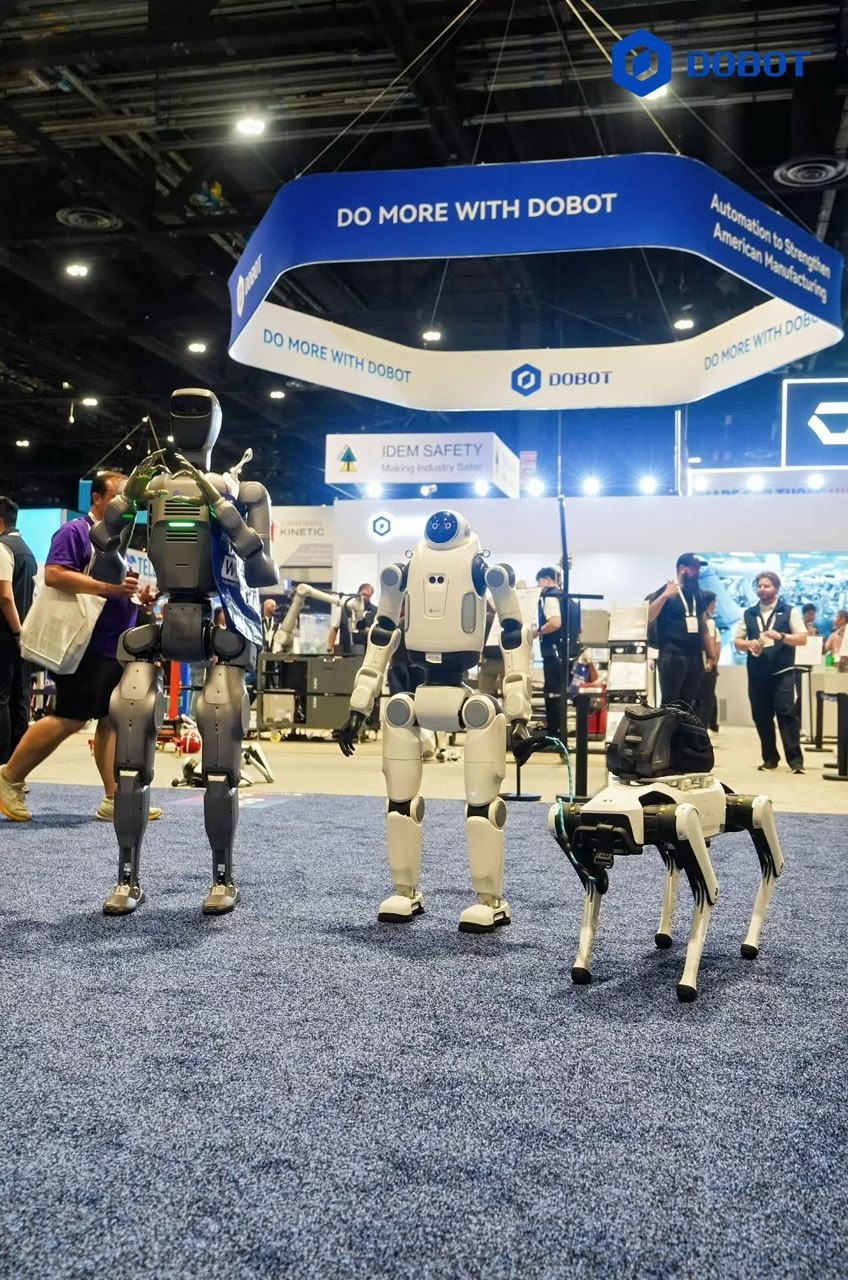 DOBOT-Stand auf einer Messe in den USA: die Humanoiden ATOM und LUMO sowie ein vierbeiniger Roboter